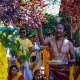 Il sacerdote Indi Pauvaday, per l�occasione a torso nudo, offre fiori a Mariamman...